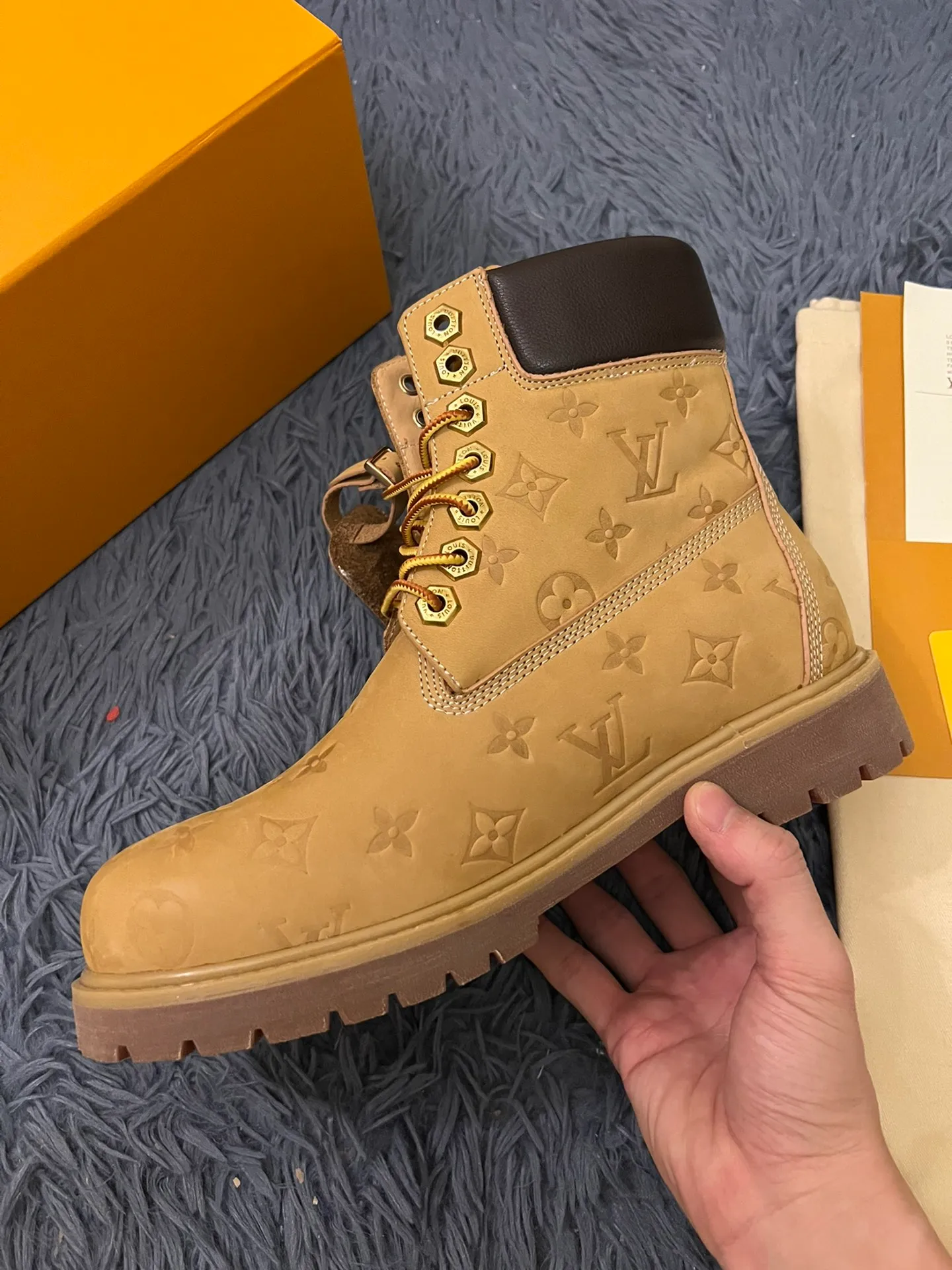 👟👟Ex-factory price 680👟👟 Men's size +10 LV x Timberland Louis Vuitton "Luxury Western" has been initially constructed, and the last link is the "shoes" that can make the style complete and communicative, so the "Shoe King of the Year" came into being. A major collaboration of the season, in a short video of only a few seconds, Fei Dong lifted the legs of his jeans to reveal a pair of classic Timberland rhubarb boots with the LV logo printed on the tongue. He then folded the tongue to reveal the Monogram logo printed on the inside. Size: 35-46